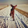 Auch an der Nordsee gibt es im Winter 2012 Schnee, und Mira fliegt durch die Luft.