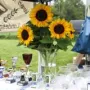Mit Sonnenblumen.