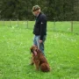 Mara zeigt wie Sitz aussehen soll.